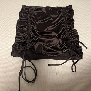 Divided scrunched black mini skirt